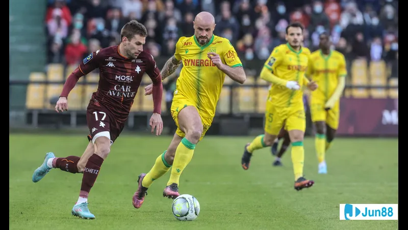 Cầu thủ của Nantes với nỗ lực vượt qua cầu thủ Metz để tiến vào vòng cấm đối phương.