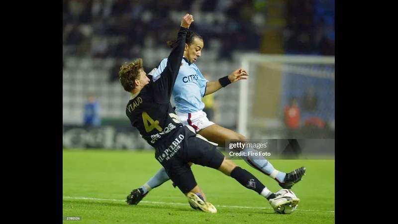 Cầu thủ Albacete nỗ lực ngăn chặn cầu thủ Celta Vigo trong trận đấu