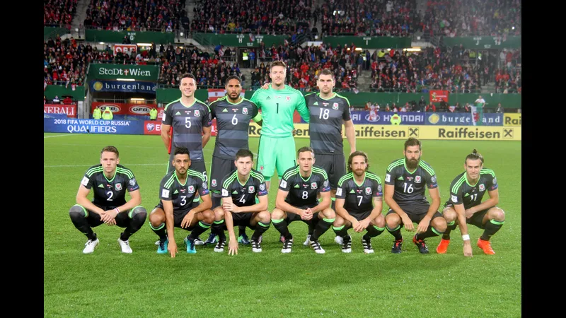 Cầu thủ Wales chuyền bóng trong trận đấu với Bosnia & Herzegovina Cầu thủ Wales chuyền bóng trong trận đấu với Bosnia & Herzegovina
