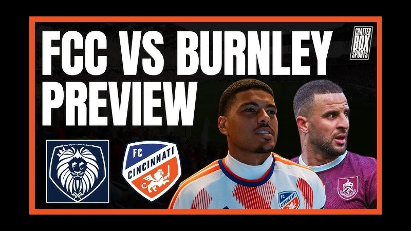 Cầu thủ Cincinnati và Burnley đang tranh chấp bóng trên sân