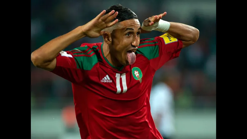 Cầu thủ Morocco vượt qua phòng ngự của Pháp để tìm đường sút bóng