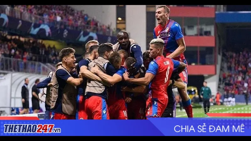 Cầu thủ Plzen với Young Boys trong tình huống tranh chấp bóng